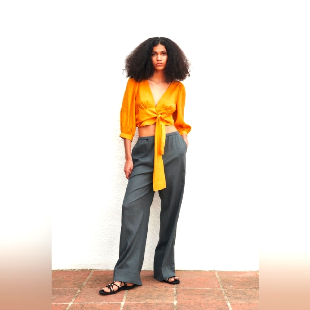 Pants made of linen blend fabric. High-waisted with elastic waistband. Front poc